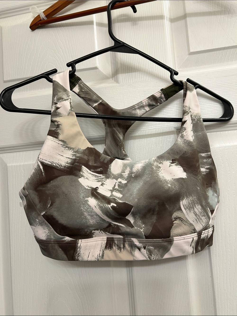 Athleta Brushstroke Print Racerback Sports Bra in Olive, Brown & Cream